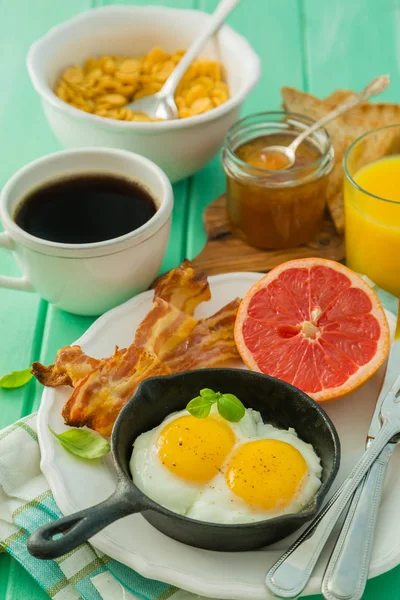Yaz kahvaltı - yumurta, pastırma, kızarmış ekmek, reçel, kahve, meyve suyu