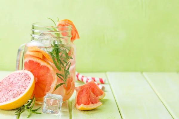 Romero y agua de desintoxicación de pomelo —  Fotos de Stock