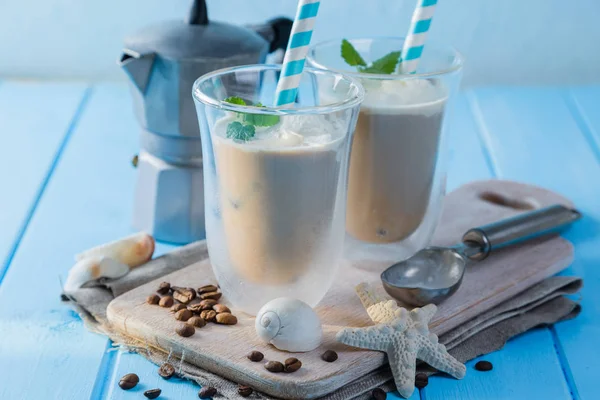 Летний холодный кофе с молоком и мороженым — стоковое фото
