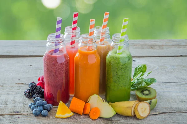 Rustik ahşap arka plan üzerinde renkli smoothies yelpazesi — Stok fotoğraf