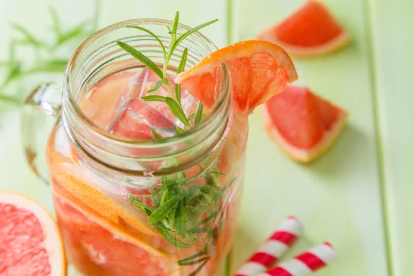 Romero y agua de desintoxicación de pomelo —  Fotos de Stock