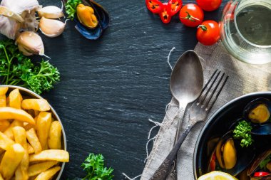 Midye tavası rustik arka plan üzerinde