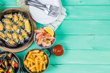 Ahşap arka plan üzerinde deniz ürünleri yemek seçimi