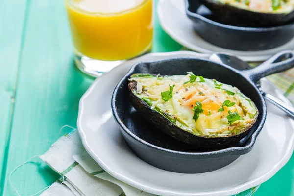 Café da manhã - abacate assado com ovos, café e suco — Fotografia de Stock