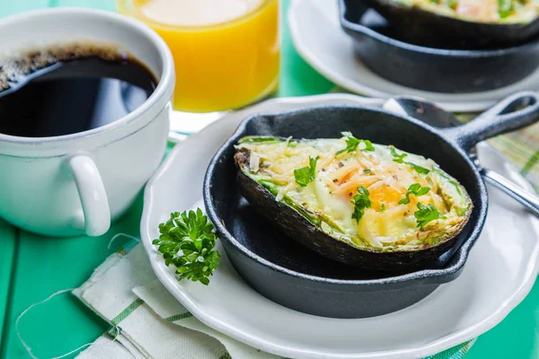 Desayuno - aguacate al horno con huevos, café y jugo — Foto de Stock