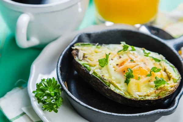 Frukost - bakad avokado med ägg, kaffe och juice — Stockfoto