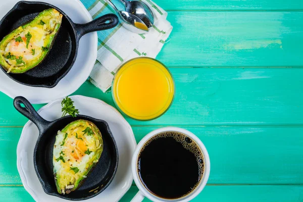 -Kahvaltı pişmiş yumurta ile avokado, kahve ve meyve suyu — Stok fotoğraf