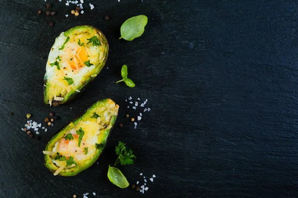 Aguacate al horno con huevos, vista superior —  Fotos de Stock