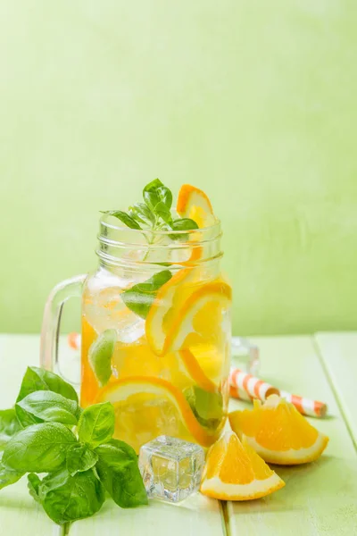 Agua de desintoxicación de naranja y albahaca —  Fotos de Stock