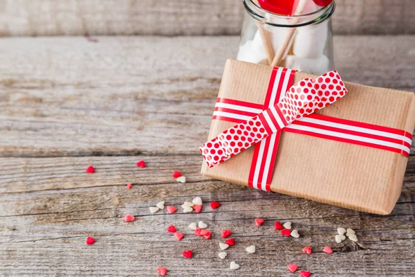 Geschenk zum Valentinstag mit herzförmigen Süßigkeiten — Stockfoto