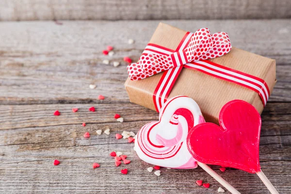 Geschenk zum Valentinstag mit herzförmigen Süßigkeiten — Stockfoto