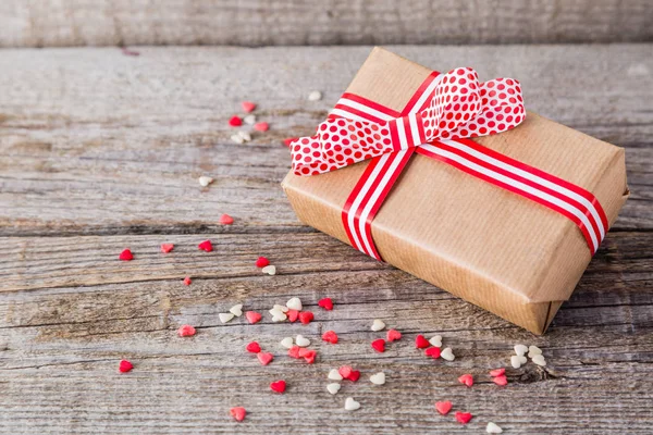 Подарунок на День Святого Валентина з цукерками у формі серця — стокове фото