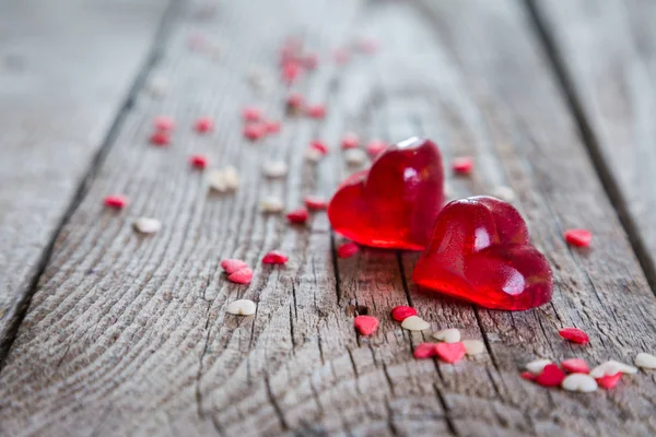 Concetto di San Valentino - dolci a forma di cuore su sfondo rustico — Foto Stock