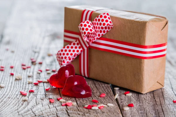 Valentin-nap koncepció - szív alakú édesség rusztikus háttér — Stock Fotó