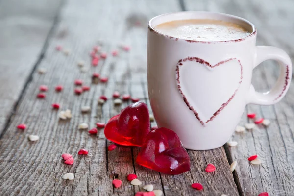 Концепция Дня Святого Валентина - конфеты в форме сердца на деревенском фоне — стоковое фото