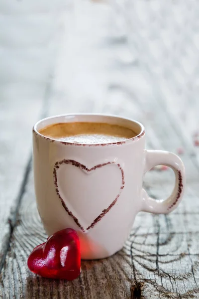 Концепция Дня Святого Валентина - конфеты в форме сердца на деревенском фоне — стоковое фото