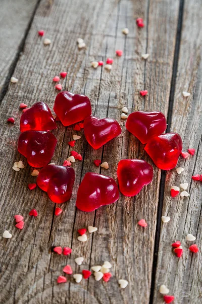 Ημέρα του Αγίου Βαλεντίνου έννοια - γλυκά σε ρουστίκ φόντο σε σχήμα καρδιάς — Φωτογραφία Αρχείου