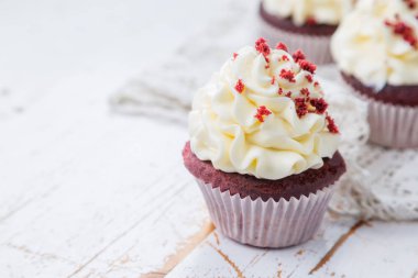 Buttercream frosting ile kırmızı kadife cupcakes