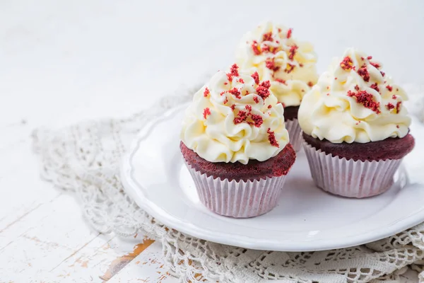 Κόκκινο βελούδο cupcakes με γλάσο buttercream — Φωτογραφία Αρχείου