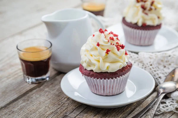 Red velvet cupcakes with buttercream frosting — Stock Photo, Image