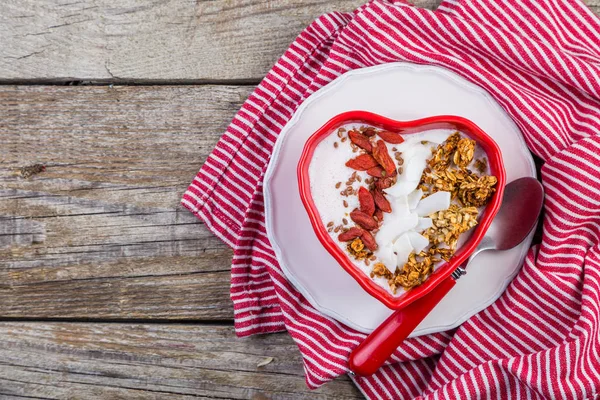 Завтрак на день святого Валентина - мюсли с йогуртом, ягодами годжи и кокосом — стоковое фото