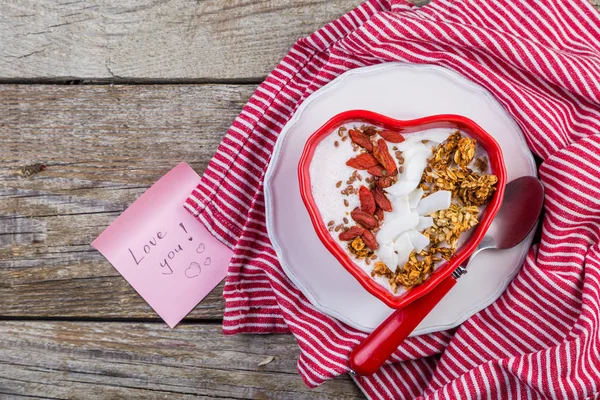 Desayuno de San Valentín - granola con yogur, bayas de goji y coco —  Fotos de Stock