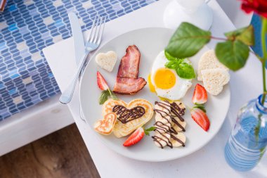 Sevgililer günü kahvaltı - pastırma, yumurta, gözleme, muz