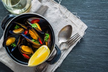 Midye tavası rustik arka plan üzerinde