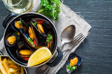 Midye tavası rustik arka plan üzerinde