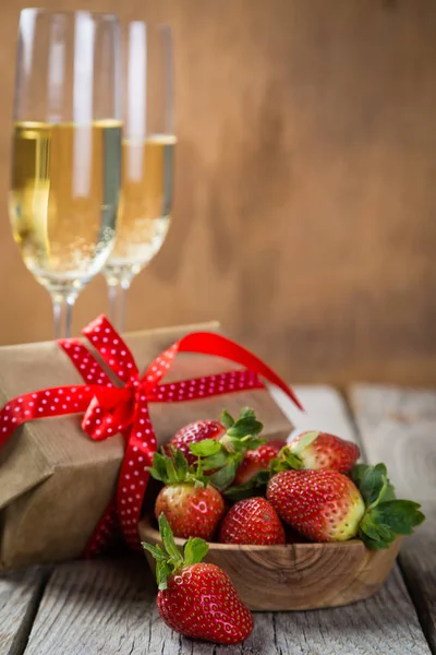 Valentinstag-Konzept - Champagner, Erdbeere und Geschenk — Stockfoto