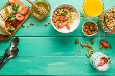 Kahvaltı - çilek ve muz Yoğurtlu müsli