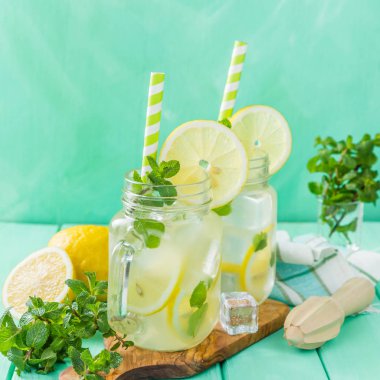 Kavanozların içinde klasik limonata