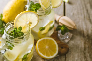 Kavanozların içinde klasik limonata