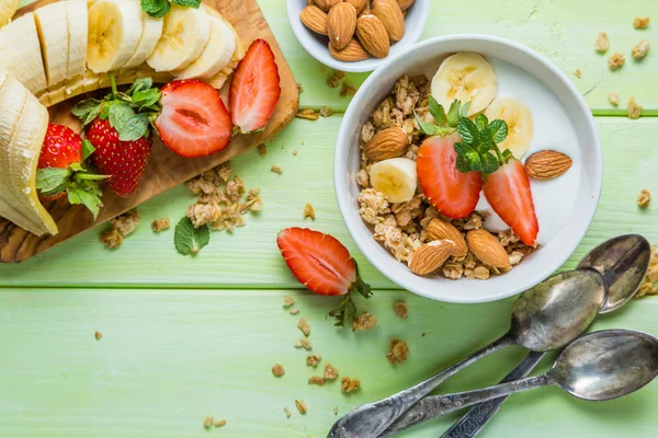 Desayuno - fresa y muesli de plátano con yogur — Foto de Stock