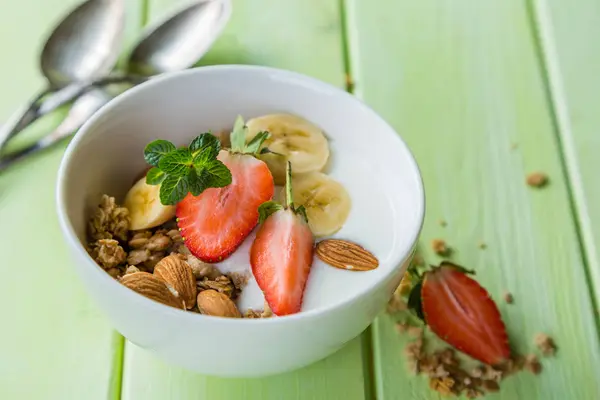 Desayuno - fresa y muesli de plátano con yogur — Foto de Stock