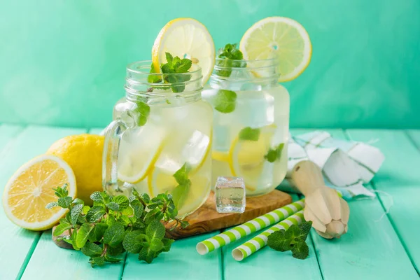 Limonada clássica em frascos de vidro — Fotografia de Stock