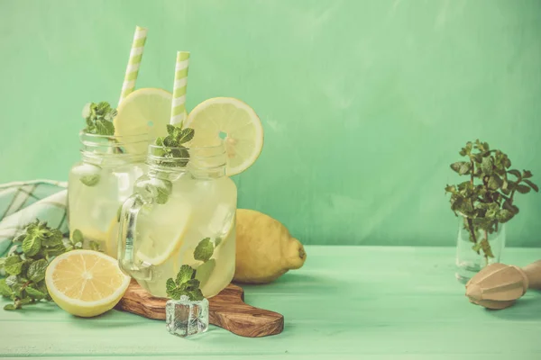 Limonada clásica en frascos de vidrio —  Fotos de Stock