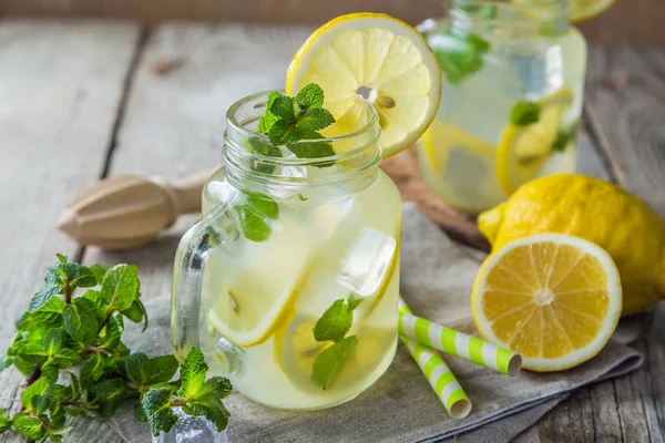 Klasický limonádu ve sklenicích — Stock fotografie