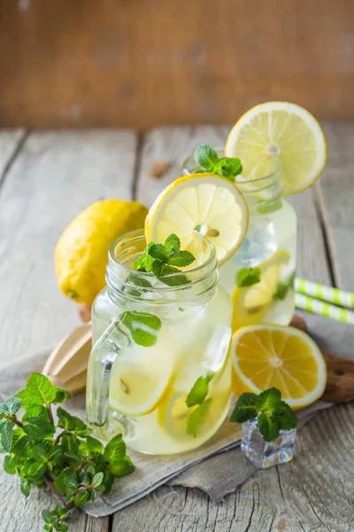 Limonada clássica em frascos de vidro — Fotografia de Stock