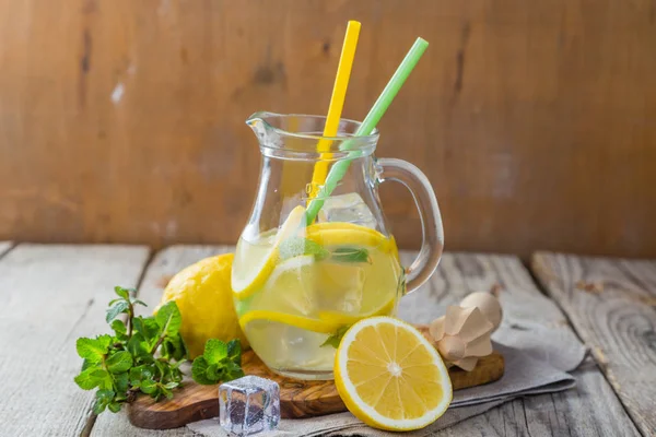 Класичний лимонад у скляних банках — стокове фото