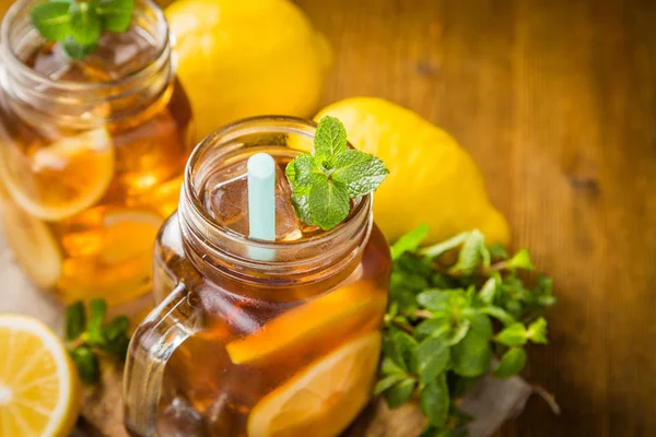 Iced tea in glass jars — Stock Photo, Image