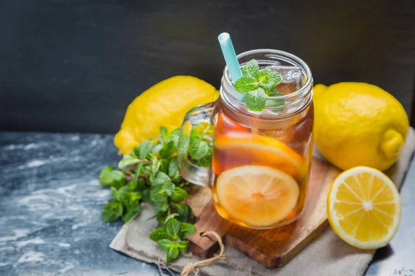 Kavanozların içinde buzlu çay