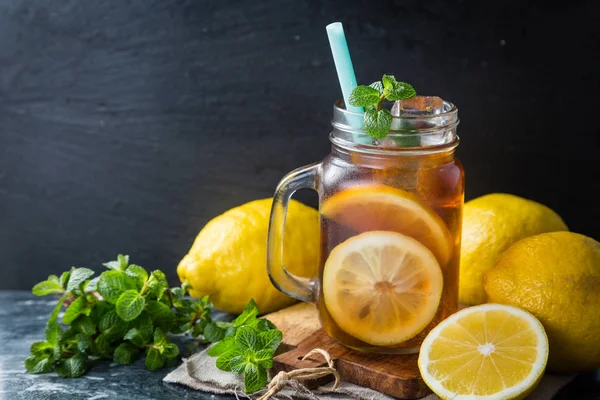 Kavanozların içinde buzlu çay