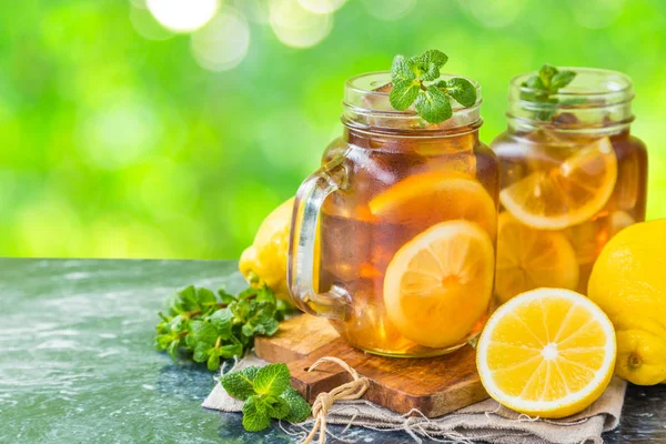 Kavanozların içinde buzlu çay