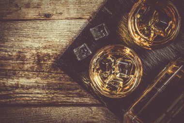 Bardakta buzlu viski.