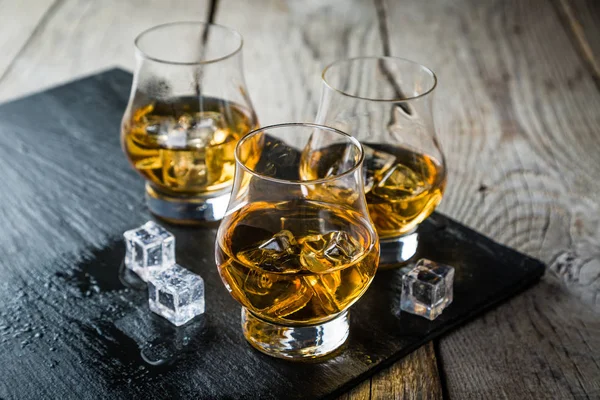 Whisky med is i glas — Stockfoto