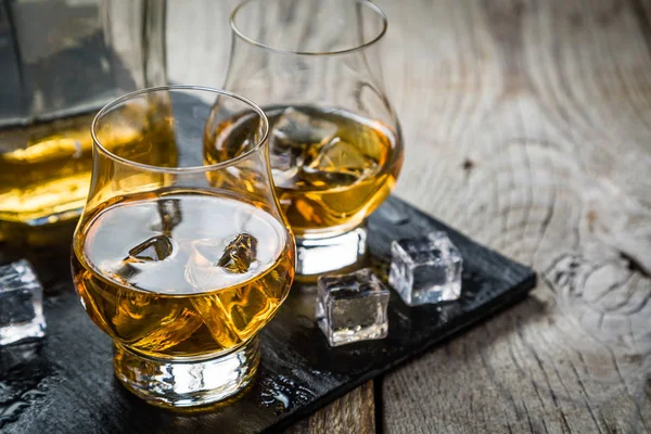 Whisky z lodem w szklankach — Zdjęcie stockowe