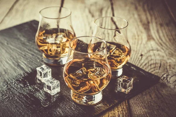 Whisky con ghiaccio nei bicchieri — Foto Stock
