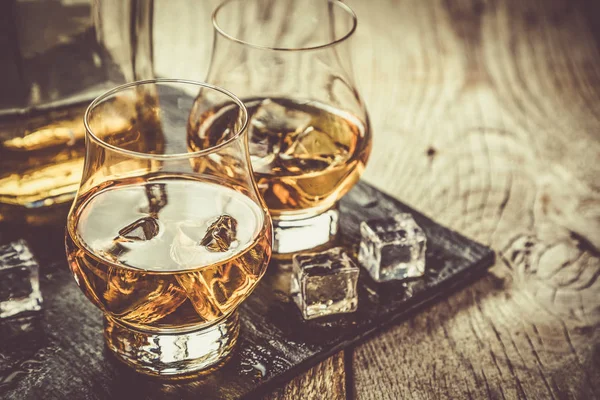 Whiskey with ice in glasses — Stock Photo, Image