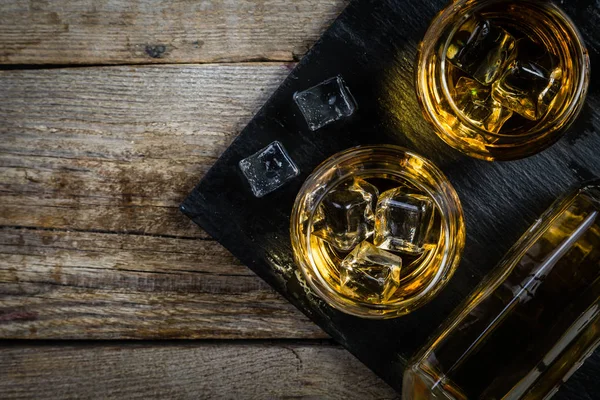 Whisky med is i glas — Stockfoto